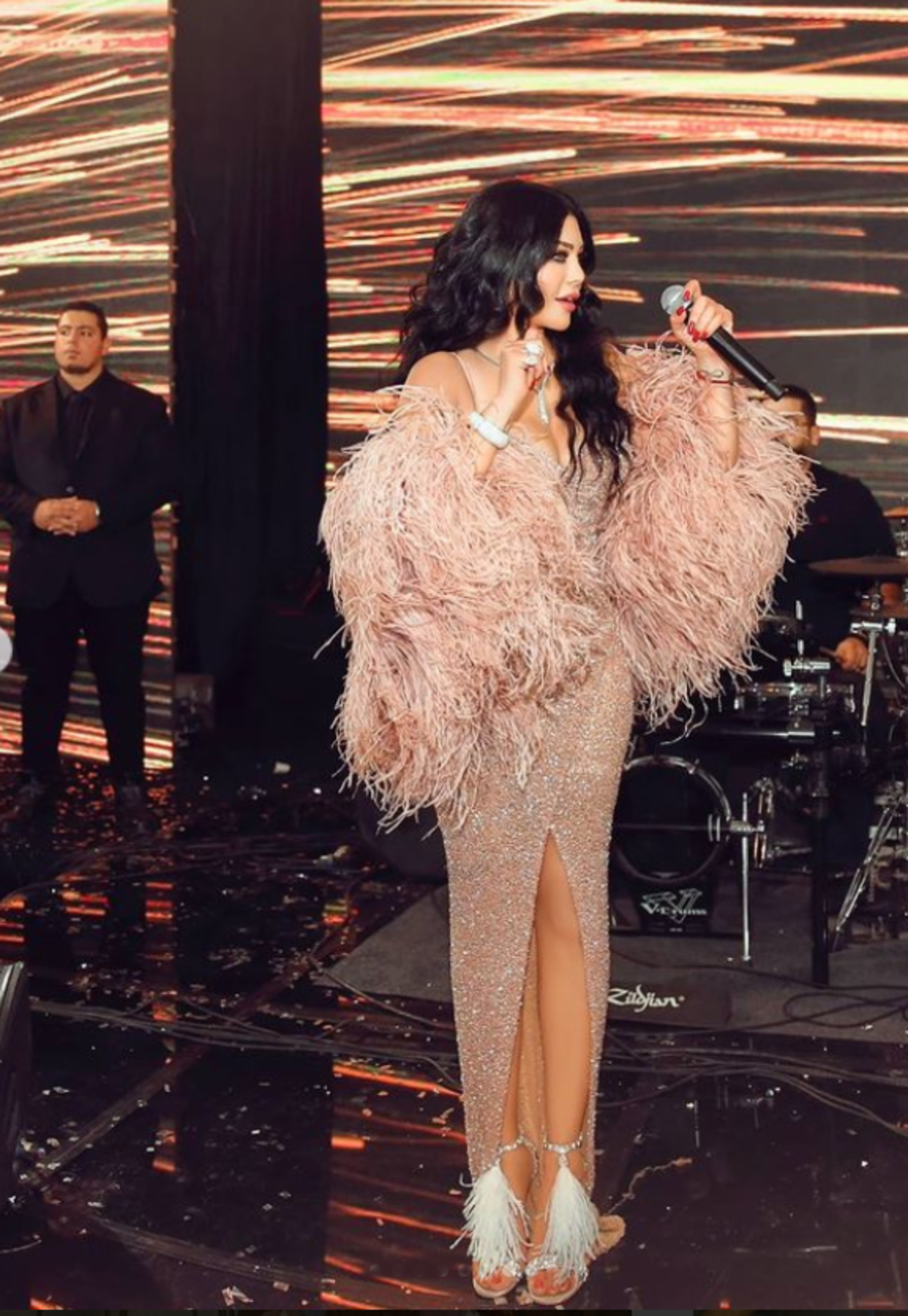 هيفاء وهبي ترتدي فستاناً نيود من الغيبور 