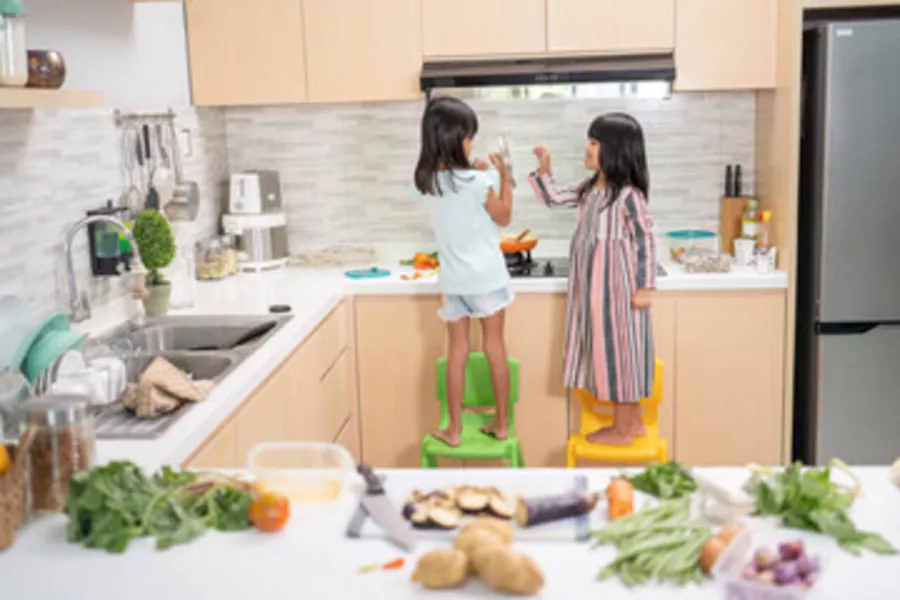 صورة لطفلة مع صديقتها في المطبخ