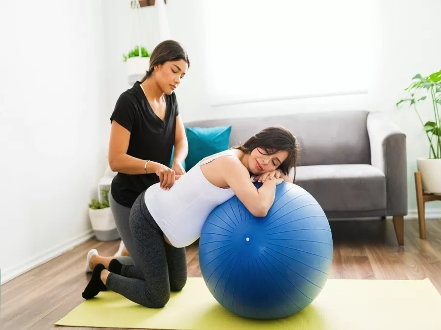 صورة لطبيبة تفحص امرأة حامل