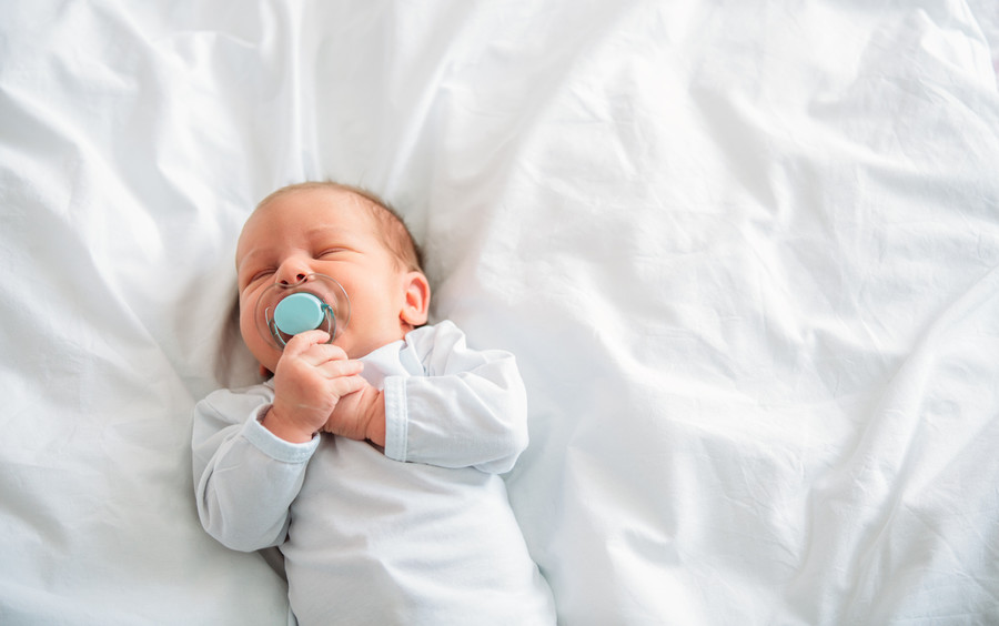 أعطيه مصاصة- الصورة من Adobestock صورة لإعطاء الرضيع المصاصة