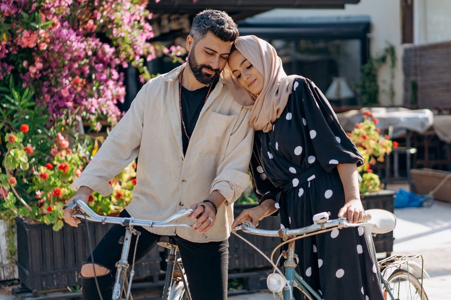 صورة تعبيرية - ترابط الزوجين- من موقع pexels  للمصور mikhail-nilov