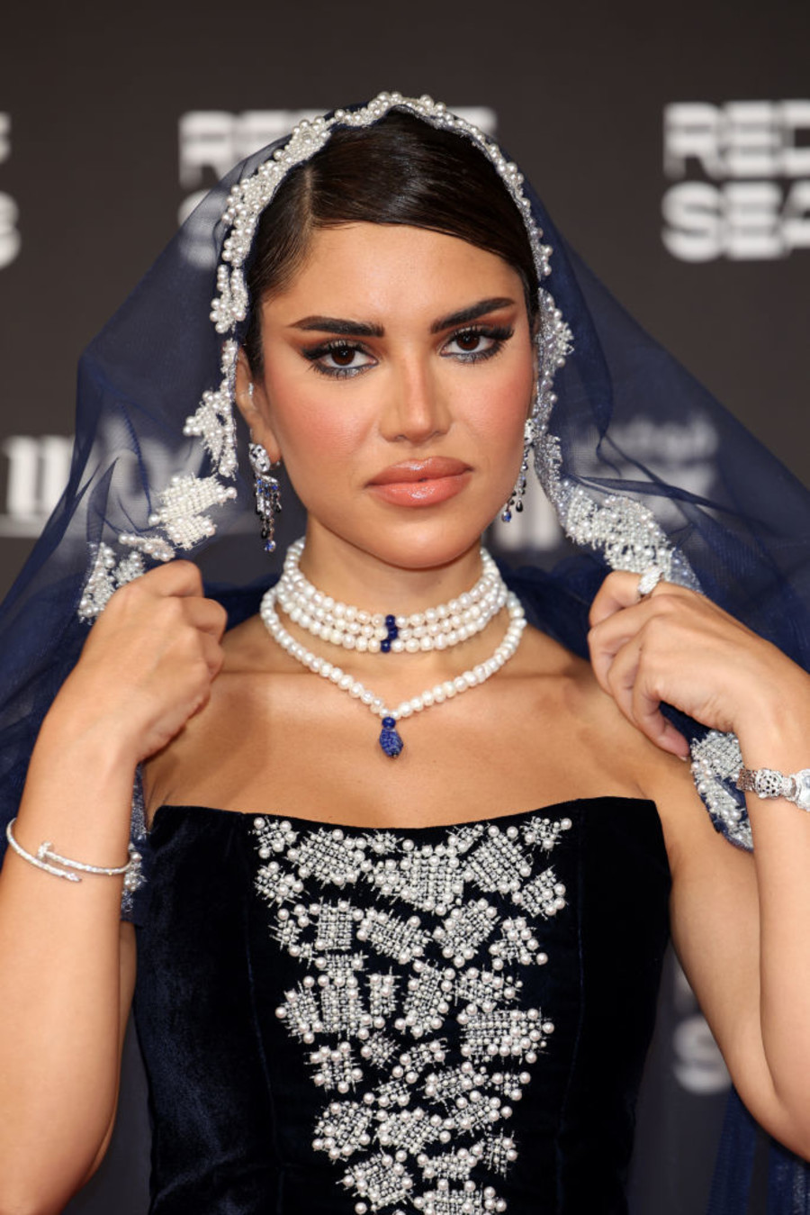 المؤثرة السعودية نجود الرميحي في افتتاح مهرجان البحر الأحمر السينمائي 2023 بجدة مصدر الصورة ( Daniele Venturelli/Getty Images for The Red Sea International Film Festival)