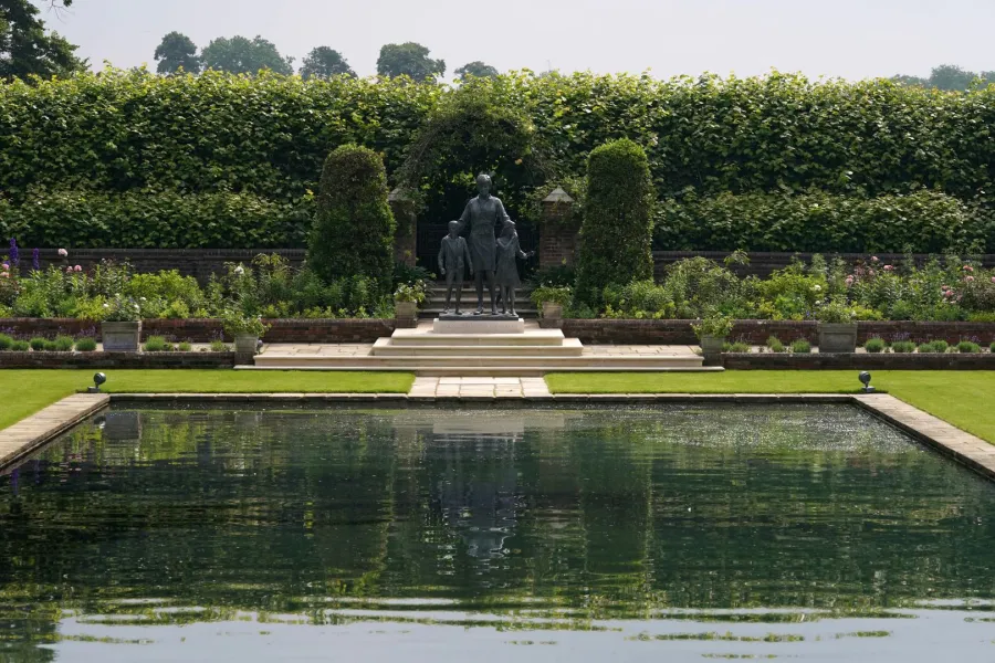 تمثال الأميرة ديانا في الحديقة الغارقة في قصر كنسينغتون، لندن (Princess Diana statue at The Sunken Garden in Kensington Palace, London). مصدر الصورة: Jonathan Brady / POOL / AFP