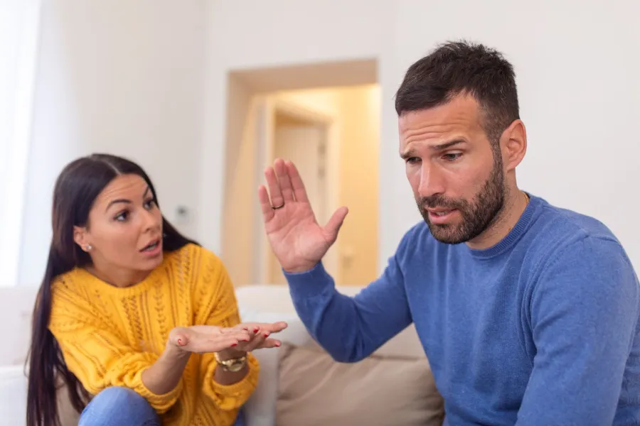 زوجة تتناقش مع زوجها بحدّة زوجة تتناقش مع زوجها بحدّة
