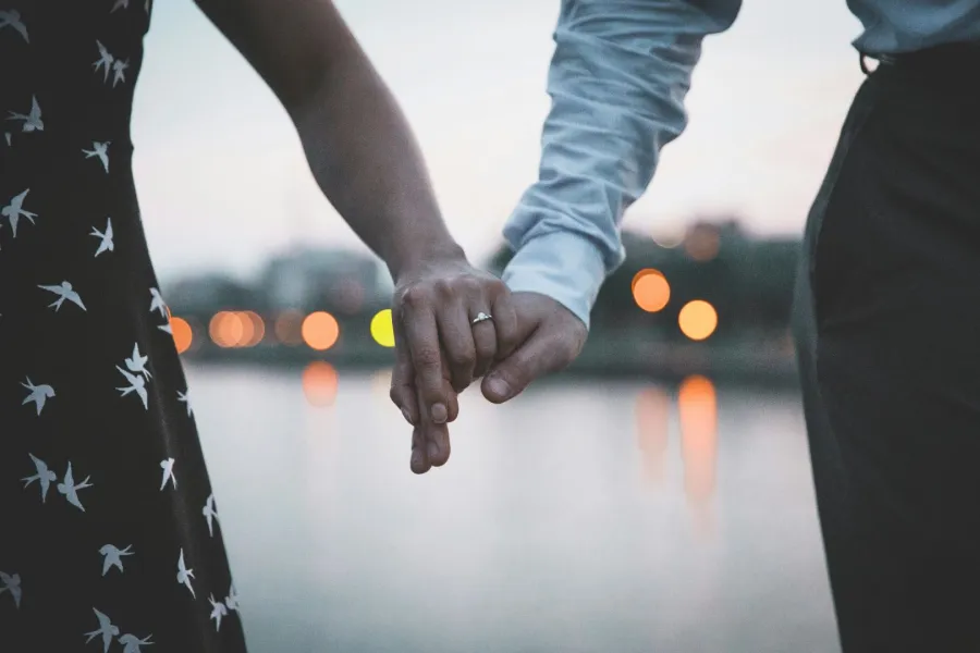 زوجة تمسك يد زوجها وتبرز خاتم الزواج زوجة تمسك يد زوجها وتبرز خاتم الزواج