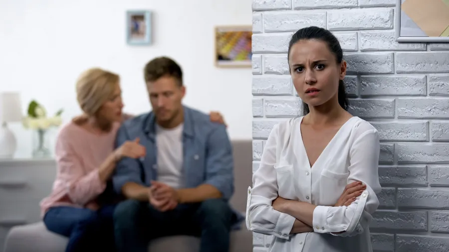 زوج ذو شخصية ضعيفة الزوجة ووالدته تؤثر عليه زوج ذو شخصية ضعيفة الزوجة ووالدته تؤثر عليه