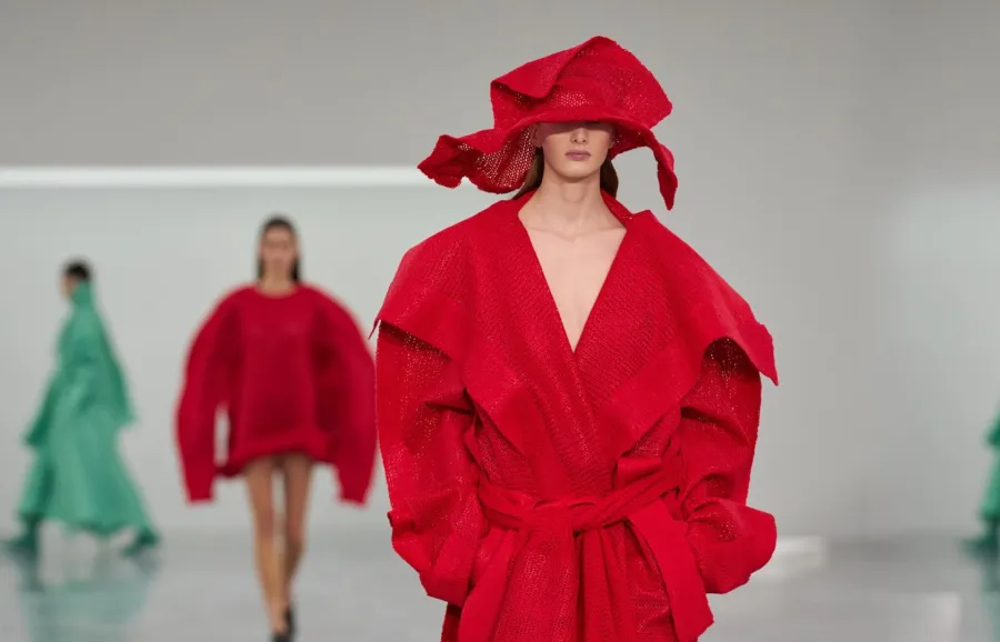 إيسي مياكي Issey Miyake-مصدر الصورة Launchmetrics/Spotlight © إيسي مياكي Issey Miyake-مصدر الصورة Launchmetrics/Spotlight ©