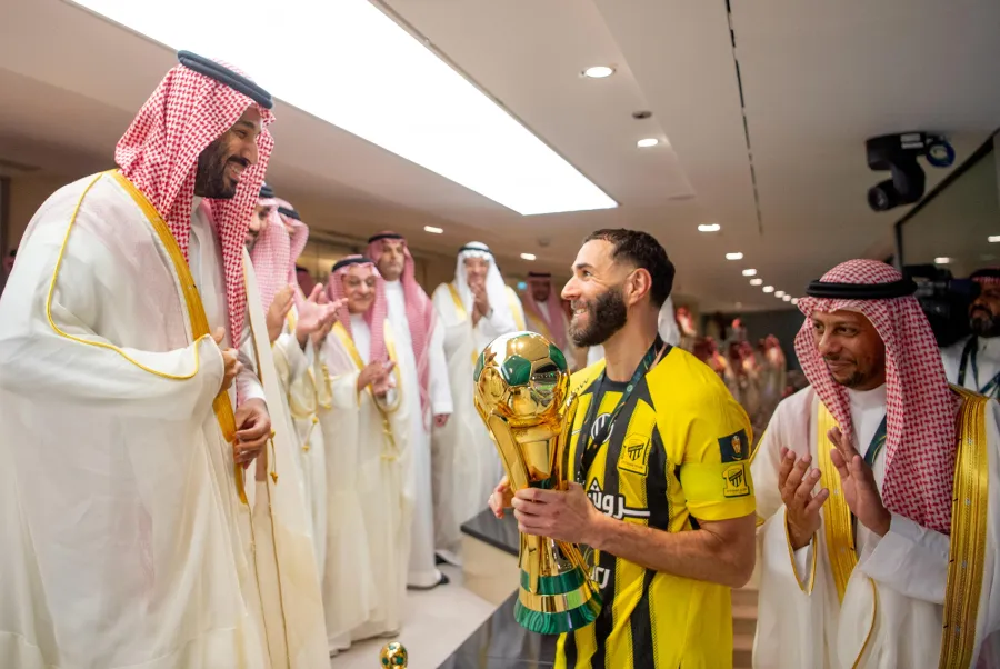 ولي العهد خلال تتويج فريق اتحاد جدة بكأس خادم الحرمين الشريفين- الصورة من واس