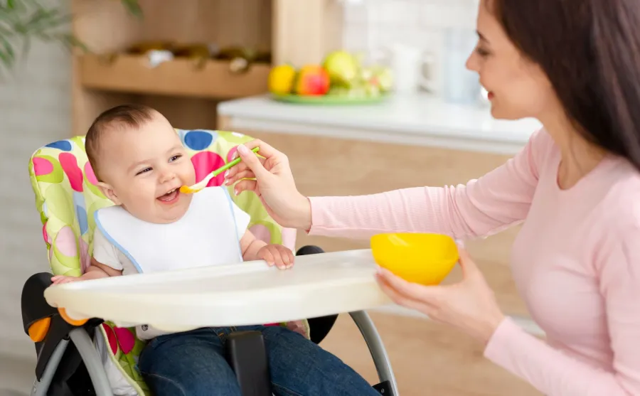 صورة لأم تطعم رضيعها