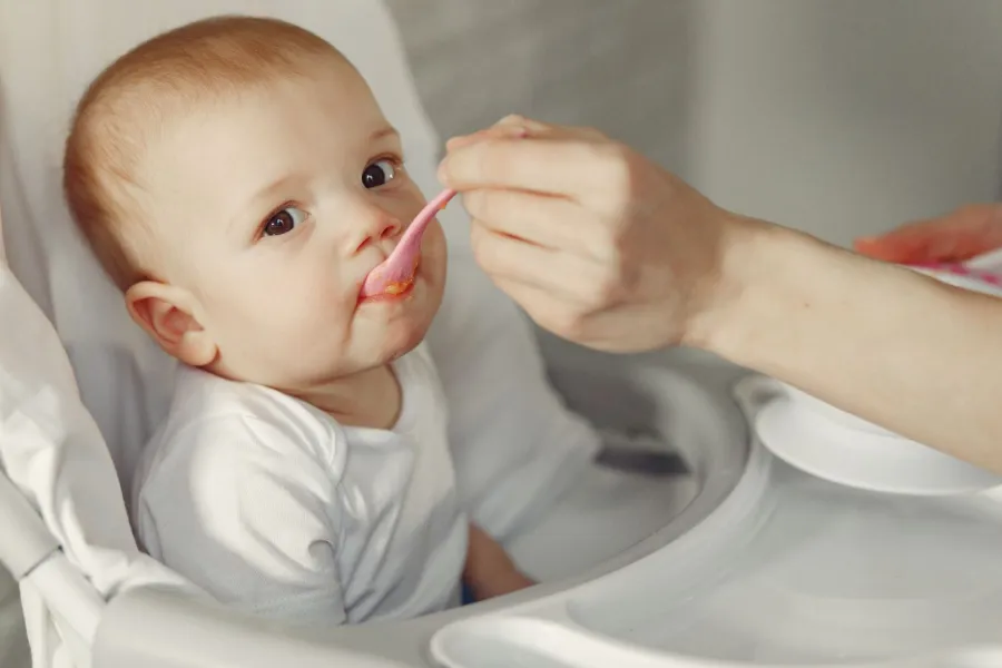 صورة لام تطعم رضيعها