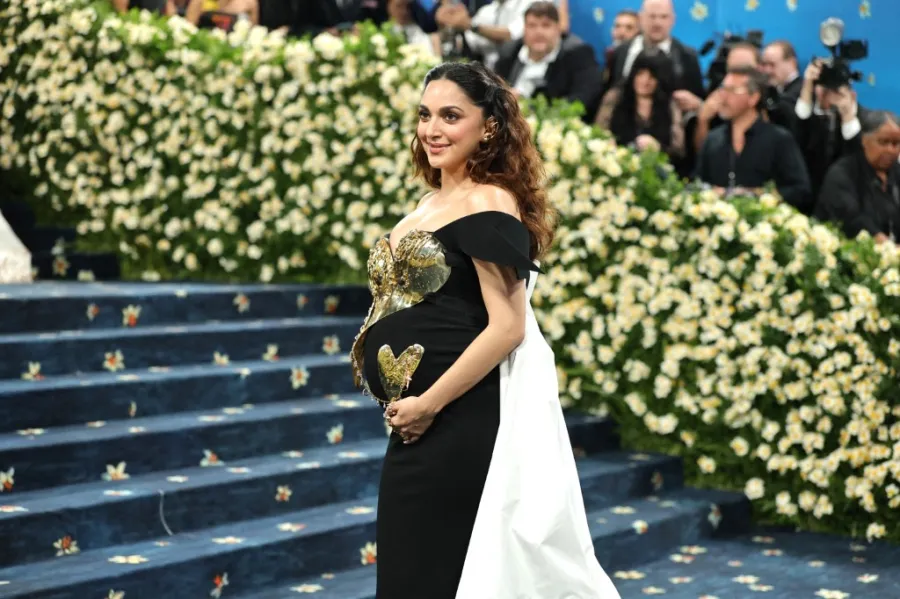 كيارا أدفاني في حفل ميت غالا لعام 2025 في متحف متروبوليتان للفنون في مدينة نيويورك (Kiara Advani at the 2025 Met Gala at Metropolitan Museum of Art in New York City). مصدر الصورة: Dia Dipasupil / GETTY IMAGES NORTH AMERICA / Getty Images via AFP
