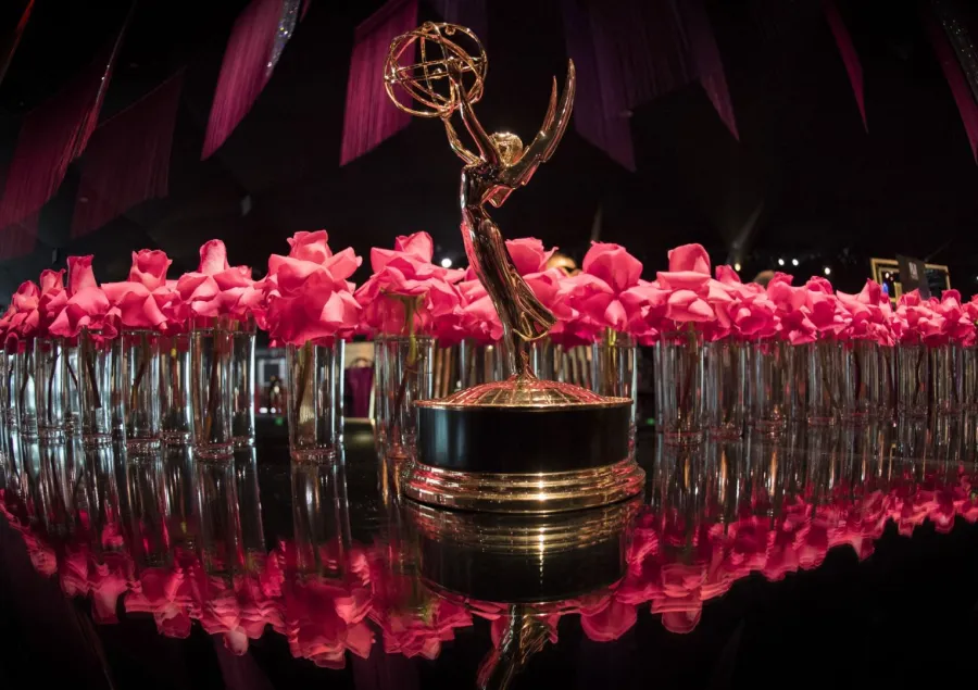 تمثال إيمي في لوس أنجلوس، كاليفورنيا (Emmy statue in Los Angeles, California). مصدر الصورة: Mark RALSTON / AFP