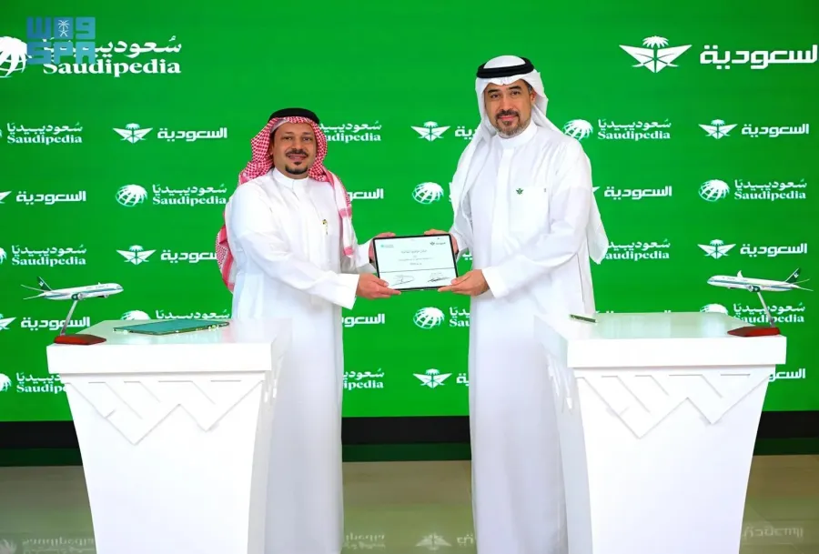  الرئيس التنفيذي لمبادرة "سعوديبيديا" خالد عبدالله قطان ونائب الرئيس للتسويق في "الخطوط السعودية" عصام أخونباي. الصورة من واس