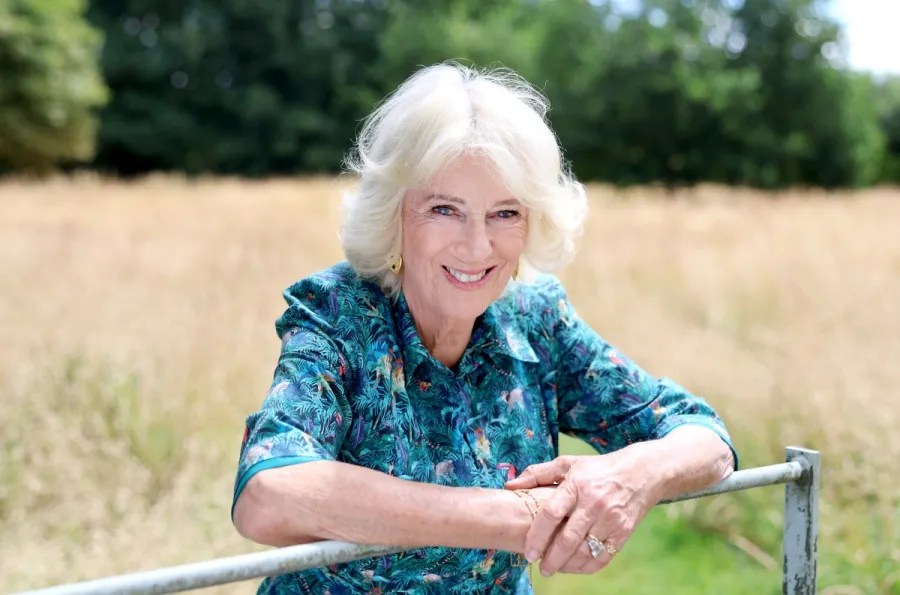 الملكة كاميلا من حديقة منزل راي ميل ( Queen Camilla from the garden of Ray Mill House ). مصدر الصورة: Chris Jackson / BUCKINGHAM PALACE / AFP