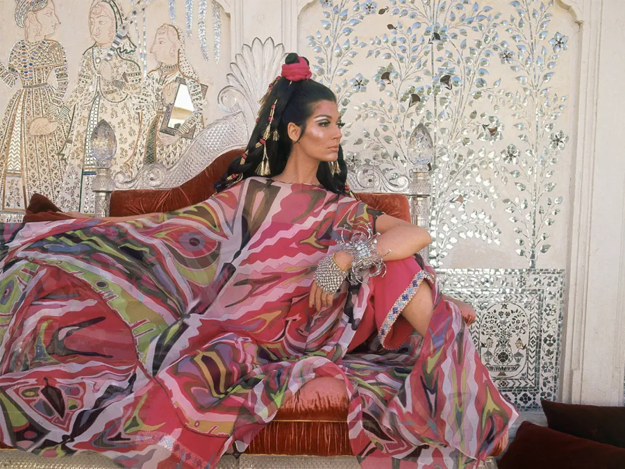 العارضة سيمون دايانكورت Simone d’Aillencourt في جلسة تصوير لعلامة إميليو بوتشي Emilio Pucci، صوّرت في قصر Jag Nivas، في راجستان، الهند، عام 1967 (مصدر الصورة: Henry Clarke/Condé Nast via Getty Images)
