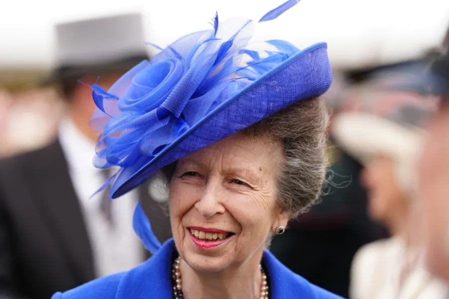 الأميرة آن في قصر هوليرود هاوس في إدنبرة، اسكتلندا (Princess Anne at the Palace of Holyroodhouse in Edinburgh, Scotland). مصدر الصورة: Jane Barlow / POOL / AFP