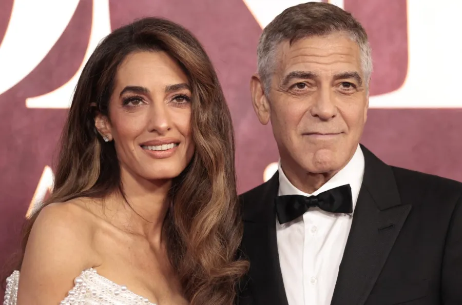 جورج كلوني وزوجته أمل كلوني في حفل Tony Awards نيويورك - George Clooney and  Amal Clooney in New York -مصدر الصورة Kena BETANCUR / AFP