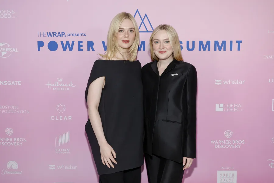 إيل فانينغ وداكوتا فانينغ في كاليفورنيا (  Elle Fanning and Dakota Fanning in California). مصدر الصورة: Emma McIntyre / GETTY IMAGES NORTH AMERICA / Getty Images via AFP