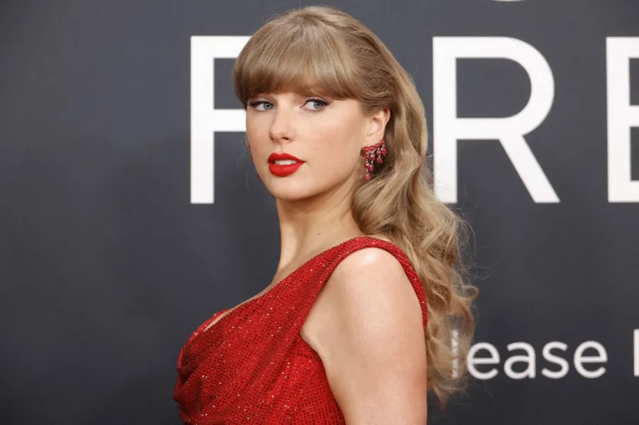 تايلور سويفت في حفل توزيع جوائز غرامي (  Taylor Swift at the Grammy Awards). مصدر الصورة:Frazer Harrison / GETTY IMAGES NORTH AMERICA / Getty Images via AFP