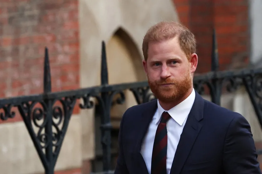 الأمير هاري خلال زيارته إلى بريطانيا ( Prince Harry during his visit to Britain ). مصدر الصورة:HENRY NICHOLLS / AFP
