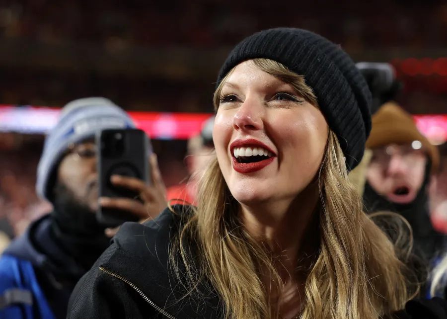 تايلور سويفت في ملعب أروهيد بمدينة كانساس سيتي، ميزوري (Taylor Swift at GEHA Field at Arrowhead Stadium in Kansas City, Missouri). مصدر الصورة: David Eulitt/Getty Images/AFP