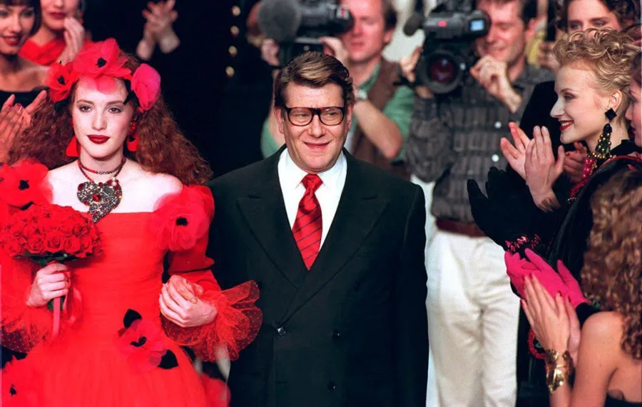إيف سان لوران (French fashion designer Yves Saint Laurent). مصدر الصورة: PATRICK KOVARIK / AFP