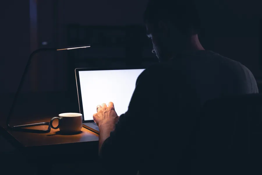 لماذا يثير بعض الموظفين فضول زملائهم أكثر من إعجابهم؟