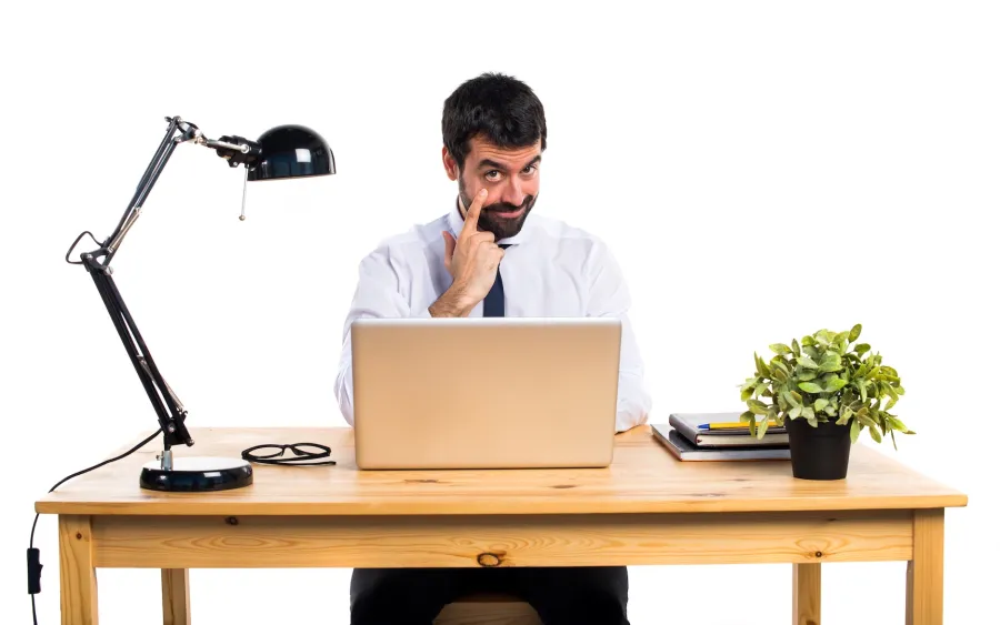 كيف تتخلص من عادة التحقق المستمر التي تسرق تركيزك وتُضعف إنتاجيتك؟