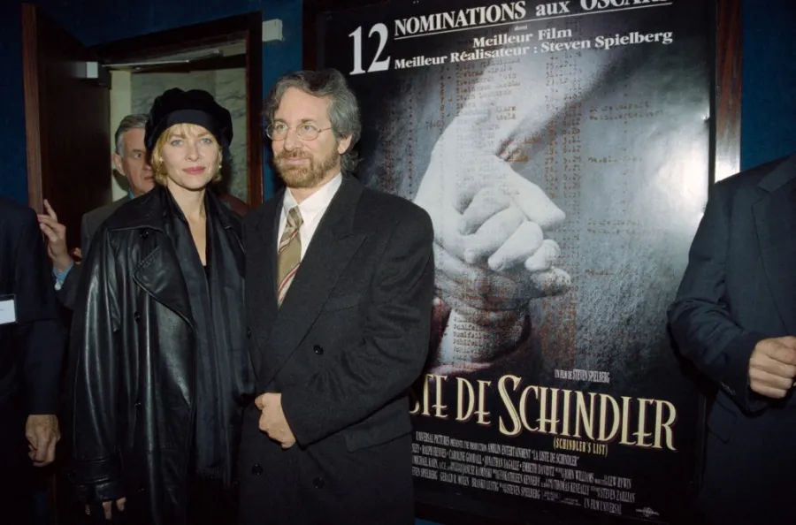 ستيفن سبيلبرغ وزوجته كيت كابشو في باريس (Steven Spielberg & wife Kate Capshaw in Paris). مصدر الصورة  DANIEL MORDZINSKI / AFP