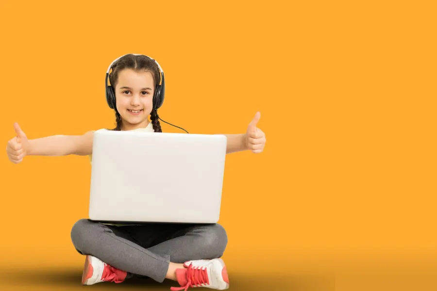 صورة لطفلة تستمتع من خلال التعلُّم الرقمي