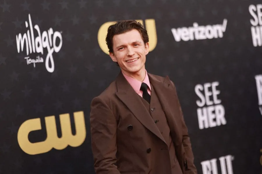 توم هولاند - Tom Holland Matt Winkelmeyer/Getty Images for Critics Choice Association/AFP (Photo by Matt Winkelmeyer / GETTY IMAGES NORTH AMERICA / Getty Images via AFP)