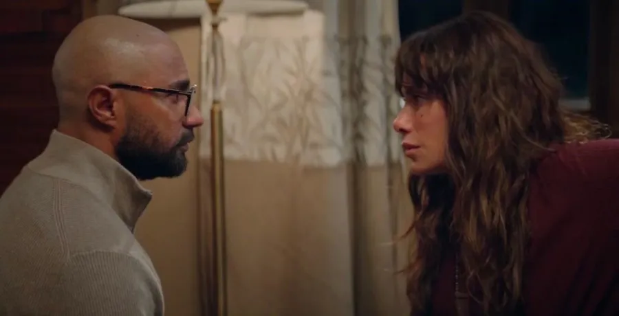 صبا مبارك وكريم فهمي - الصورة من المركز الإعلامي لمسلسل 220 يوم