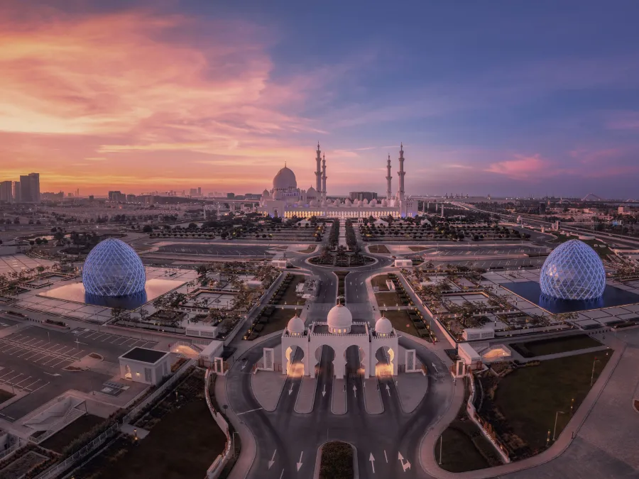 جامع الشيخ زايد الكبير. الصورة من وكالة الأنباء الإماراتية "وام"