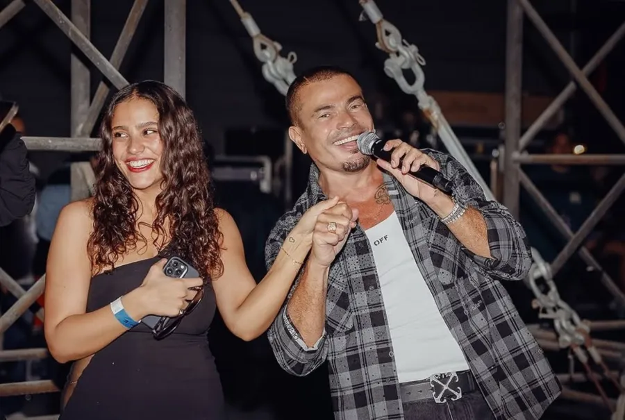 عمرو دياب وابنته جانا في حفل أبو ظبي - الصورة من المركز الصحفي للفنان عمرو دياب