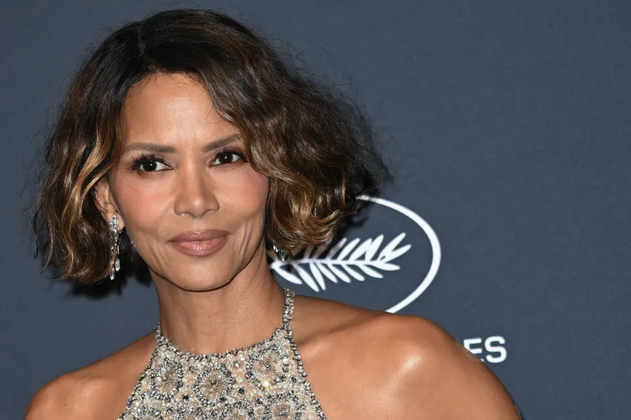 هالي بيري في الدورة 78 من مهرجان كان السينمائي في كان جنوب فرنسا (Halle Berry at the 78th edition of the Cannes Film Festival in Cannes, southern France). مصدر الصورة: Bertrand GUAY / AFP