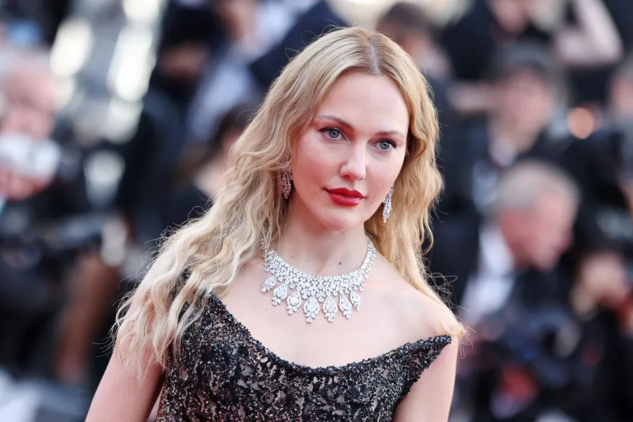 مريم سارة أوزرلي في مهرجان كان السينمائي السنوي السابع والسبعين في قصر المهرجانات في كان، فرنسا (Meryem Sarah Uzerli at the 77th annual Cannes Film Festival at Palais des Festivals in Cannes, France). مصدر الصورة: Pascal Le Segretain/Getty Images