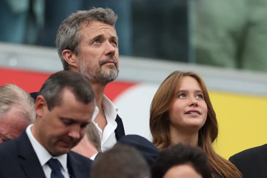 ملك الدنمارك فريدريك وابنته الأميرة جوزفين (King Frederick of Denmark and his daughter Princess Josephine  ). مصدر الصورة: Adrian DENNIS / AFP