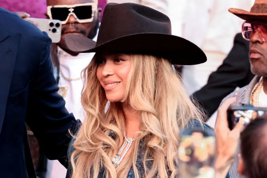 بيونسيه في باريس، فرنسا (Beyonce in Paris, France). مصدر الصورة: Lyvans Boolaky/Getty Images