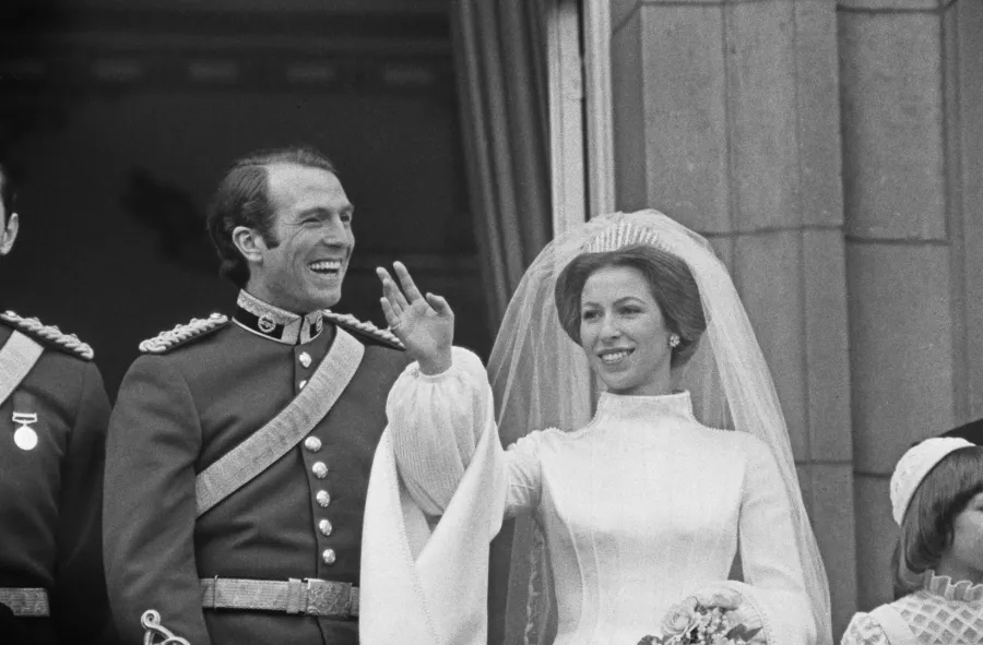 الأميرة آن والكابتن مارك فيليبس داخل شرفة قصر باكنغهام في لندن بعد زفافهما في نوفمبر 1973 (مصدر الصورة: Evening Standard/Hulton Archive/Getty Images)