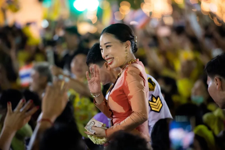 الأميرة باجراكيتيابها خارج القصر الكبير في بانكوك في بانكوك، تايلاند (Princess Bajrakitiyabha outside the Grand Palace in Bangkok in Bangkok, Thailand). مصدر الصورة: Vachira Vachira/NurPhoto via Getty Images