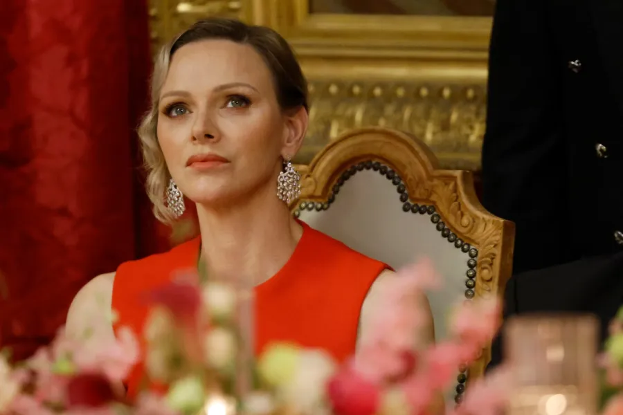 الأميرة شارلين، أميرة موناكو في قصر الأمير خلال عشاء رسمي (  Princess Charlene of Monaco at the Prince's Palace during an official dinner). مصدر الصورة: Ludovic MARIN / AFP