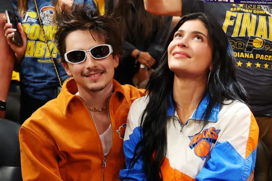 تيموثي شالاميه وكايلي جينر في قاعة جينبريدج فيلدهاوس في إنديانابوليس، إنديانا (Timothee Chalamet and Kylie Jenner at Gainbridge Fieldhouse in Indianapolis, Indiana). مصدر الصورة: Gregory Shamus/Getty Images/AFP