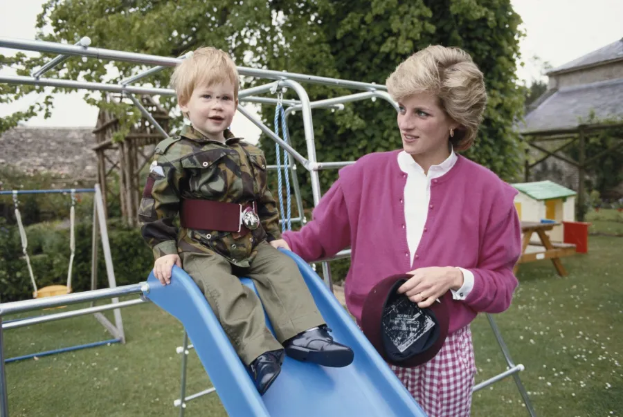 الأمير هاري في حديقة منزل هايجروف في غلوسترشاير، برفقة والدته، الأميرة ديانا (Prince Harry in the garden of Highgrove House in Gloucestershire, accompanied by his mother, Diana). مصدر الصورة: Tim Graham Photo Library via Getty Images