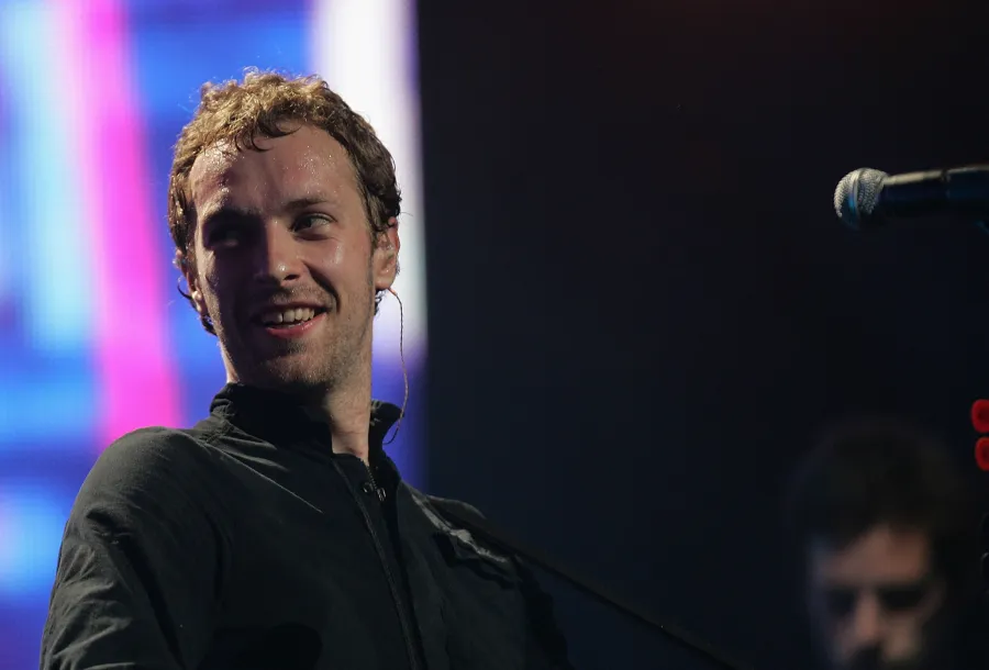 كريس مارتن مغني فرقة كولدبلاي في مسرح بيكون في مدينة نيويورك ( Chris Martin, singer of Coldplay, at the Beacon Theatre in New York City ). مصدر الصورة: Scott Gries / Getty Images North America / Getty Images via AFP