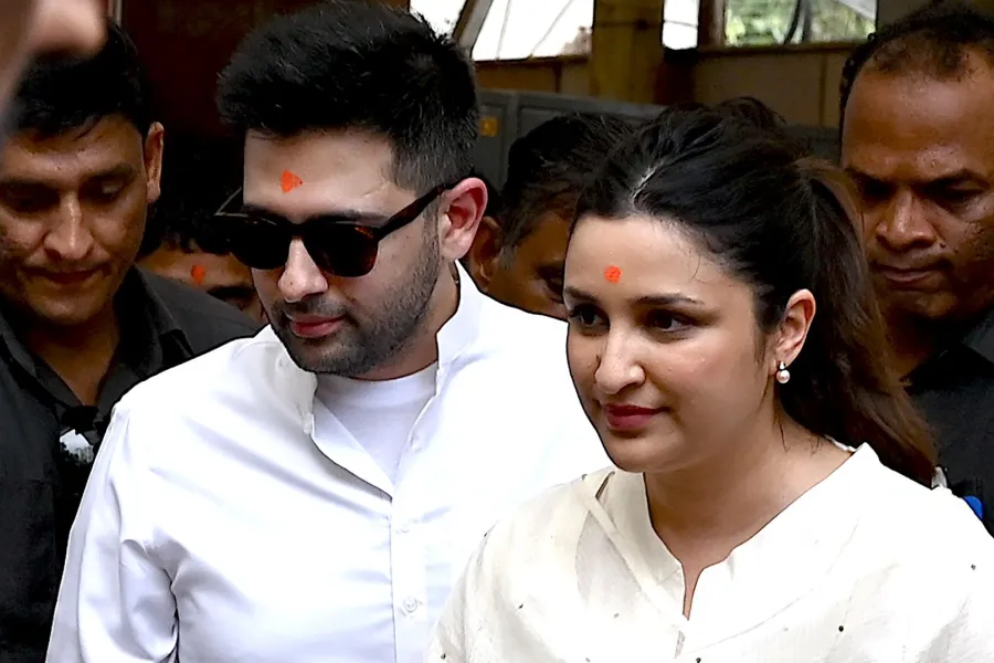 بارينيتي شوبرا مع زوجها راغاف تشادها في مومباي (Parineeti Chopra with her husband Raghav Chadha in Mumbai). مصدر الصورة: SUJIT JAISWAL / AFP