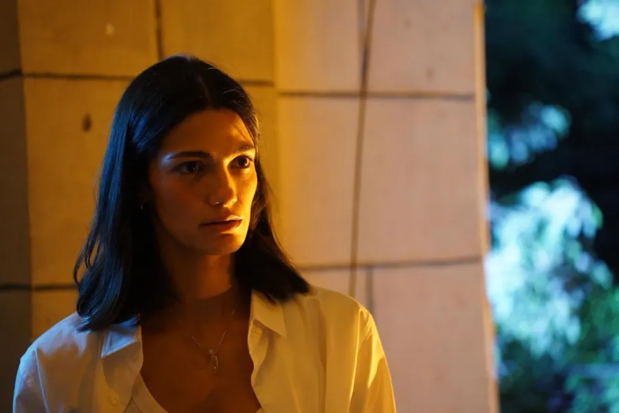 تارا عماد- الصورة من المركز الاعلامي لمسلسل ماتراه ليس كما يبدو