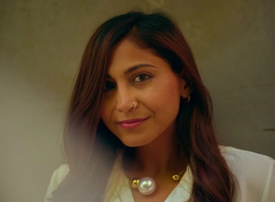  الصورة من المركز الاعلامي لصانعة الأفلام الإماراتية شايستا روشان
