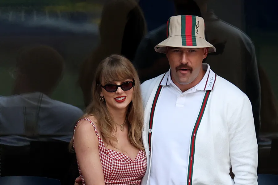 تايلور سويفت وترافيس كيلسي في نيويورك ( taylor Swift and Travis Kelce ). مصدر الصورة: JAMIE SQUIRE / GETTY IMAGES NORTH AMERICA / Getty Images via AFP