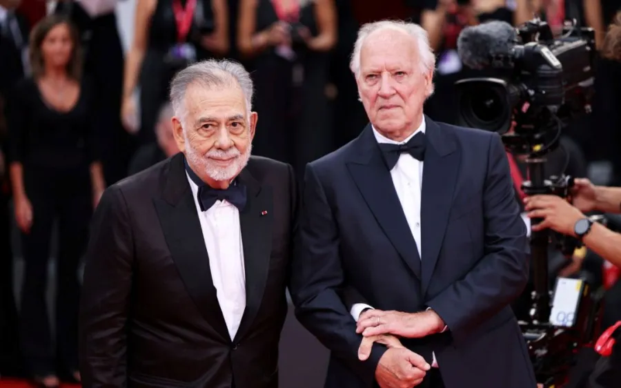 فرانسيس فورد كوبولا وفيرنر هرتزوغ خلال مهرجان البندقية السينمائي الدولي الثاني والثمانين في فينيسيا، إيطاليا (Francis Ford Coppola and Werner Herzog during the The 82nd Venice International Film Festival in Venice, Italy). مصدر الصورة: Max Cisotti/Dave Benett/WireImage