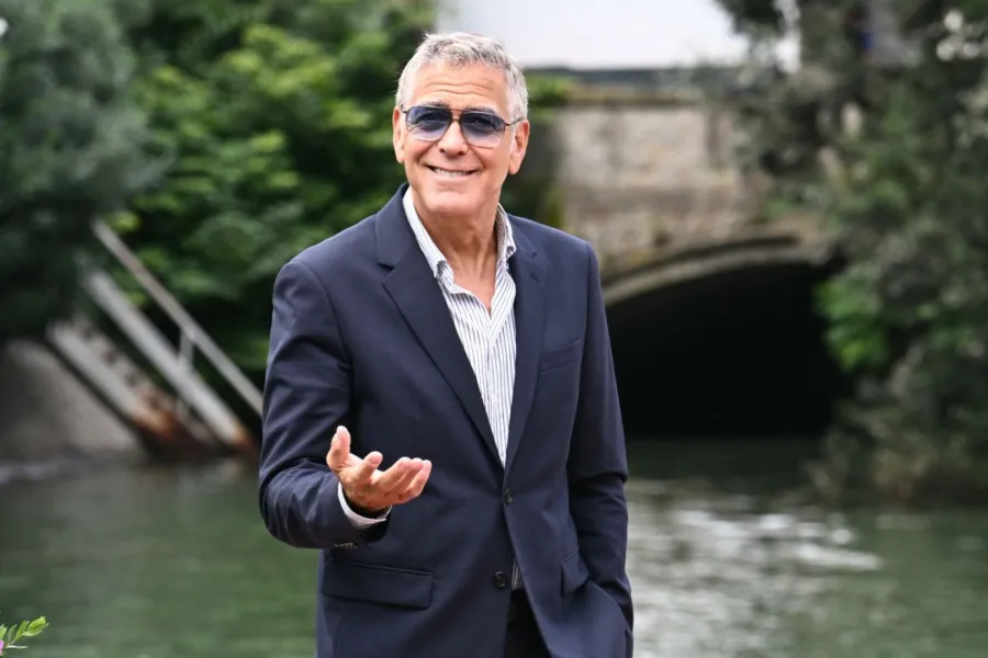 جورج كلوني في ليدو فينيسيا (George Clooney at Venice Lido). مصدر الصورة: Stefano RELLANDINI / AFP